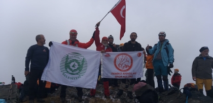 18 MART’IN 110. YILDÖNÜMÜNDE ZİRVEYE TIRMANDILAR.