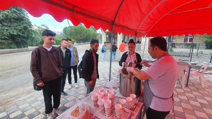 DEMİRCİ’DE ÖĞRENCİLERE BARDAKTA ÇORBA İKRAMI