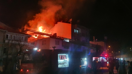 DEMİRCİ’DE EV YANGINI, EKİPLER SEFERBER OLDU.