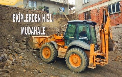 ÇÖKEN DUVARA HIZLI MÜDAHALE, YOL TRAFİĞE KAPATILDI