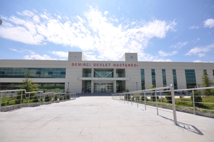 DEMİRCİ'YE 3 YENİ UZMAN HEKİM ATAMASI YAPILDI. 