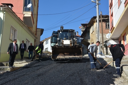AKINCILAR CADDESİNE SICAK ASFALT ATILDI