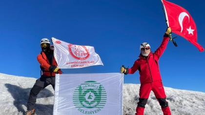 DEMİRCİ'Lİ DAĞCILARIMIZ AĞRI DAĞI ZİRVESİNE ULAŞTI
