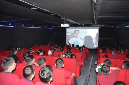 GEZEN SİNEMA TIRI ÇOCUKLARA UNUTULMAZ ANLAR YAŞATTI. 