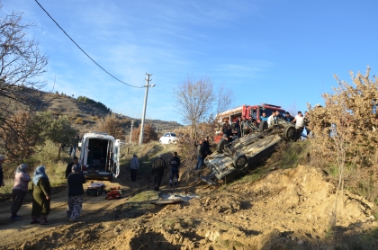 DEMİRCİ'DE ELEKTRİK DİREĞİNE ÇARPAN  SÜRÜCÜ YARALANDI