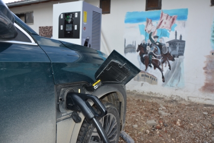 DEMİRCİ’YE İLK ELEKTRİKLİ OTOMOBİL ŞARJ İSTASYONU FAALİYETİNE BAŞLADI.