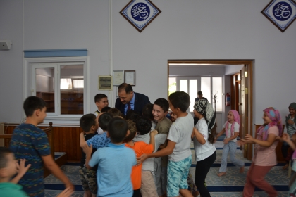 BAŞKANIMIZ ERKAN KARA, CAMİLERDE KUR’AN KURSLARINA KATILAN ÇOCUKLARI ZİYARET EDEREK GELECEK YIL İÇİN MÜJDE VERDİ.