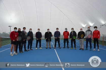 TENİS TURNUVASINDA ÖDÜL TÖRENİ