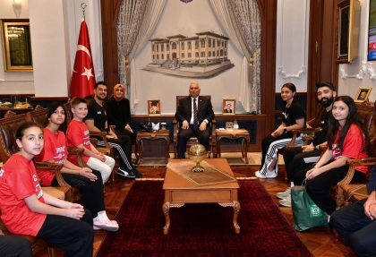 TRABZON VALİSİ AZİZ YILDIRIM, SPORCULARIMIZI MİSAFİR ETTİ 