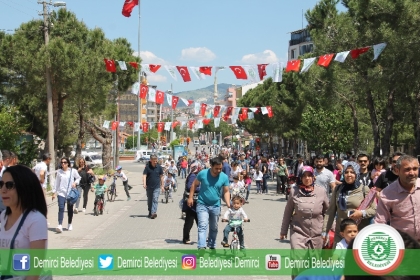 CADDE VE SOKAKLAR ÇOCUKLARIN NEŞESİ İLE DOLDU TAŞTI