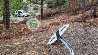 OTOMOBİL UÇURUMA YUVARLANDI, 2 YARALI