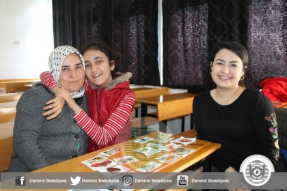 FEDAKAR ANNE, ÇOCUKLARIYLA AYNI KURSA KATILIYOR