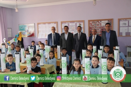 BAŞKAN SELÇUK, ÖĞRENCİLERİ SEVİNDİRDİ.