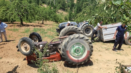DEMİRCİ'DE TRAKTÖR KAZASI, 3 YARALI