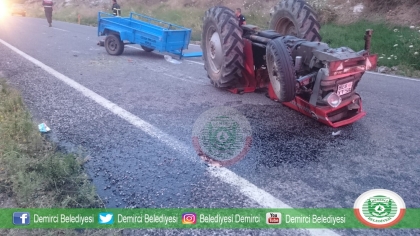 DEMİRCİ - SALİHLİ YOLUNDA KAZA, 5 YARALI