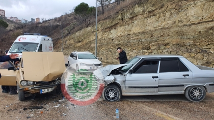 DEMİRCİ’DE TRAFİK KAZASI, 3 YARALI 