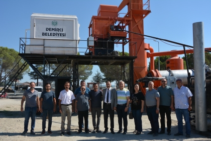 BAŞKANIMIZ ERKAN KARA, İLÇE BAŞKANLARI VE MECLİS ÜYELERİ İLE BİRLİKTE ASFALT PLENTİNDE İNCELEME YAPTILAR.