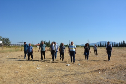 BAŞKANIMIZ ERKAN KARA, İLÇE BAŞKANLARI VE MECLİS ÜYELERİ İLE BİRLİKTE YENİ SPOR YATIRIMININ YAPILACAĞI ALANDA İNCELEME YAPTILAR