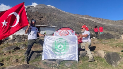 DEMİRCİ'Lİ DAĞCILAR ŞANLI 30 AĞUSTOS ZAFERİ'NİN 102. YILINDA AĞRI DAĞINA TIRMANIYOR