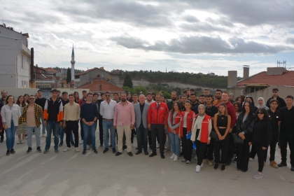 BAŞKANIMIZ ERKAN KARA, İLÇEMİZE YENİ GELEN ÖĞRENCİLERİMİZİ MİSAFİR ETTİ. 