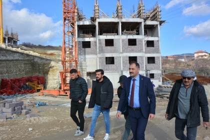 BAŞKANIMIZ ERKAN KARA TOKİ İNŞAATINDA İNCELEMELERDE BULUNDU. 