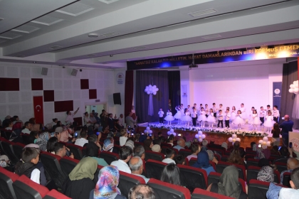 MİNİKLERİN YIL SONU GÖSTERİSİ BÜYÜK BEĞENİ ALDI. 