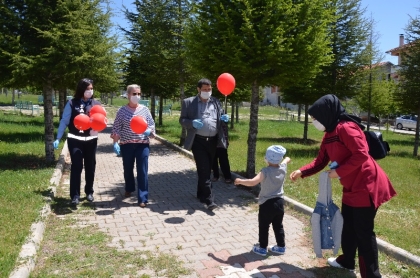 BAŞKAN SELÇUK VE EŞİ GÜZİDE SELÇUK ÇOCUKLARIN NEŞESİNE ORTAK OLDU