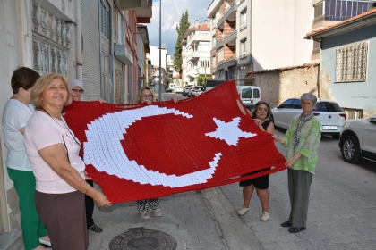 DEMİRCİ’DE KADINLARDAN ZAFER COŞKUSUNA ÖZEL 1813 MOTİFLİ DEV TÜRK BAYRAĞI