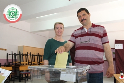 DEMİRCİ'DE SEÇMENLER SANDIK BAŞINDA