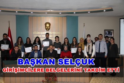 BAŞKAN, GENÇ GİRİŞİMCİLERE BELGELERİNİ TAKDİM ETTİ.